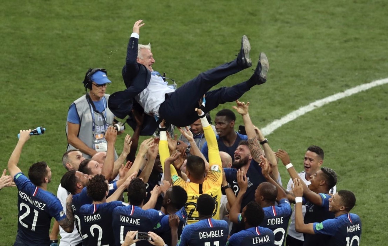 Didier Deschamps es festejado por sus jugadores
