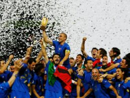 Fabio Cannavaro alza la Copa del Mundo