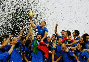 Fabio Cannavaro alza la Copa del Mundo
