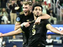 Raúl Jiménez festeja su gol ante Canadá con el "Chaquito"