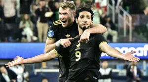 Raúl Jiménez festeja su gol ante Canadá con el "Chaquito"