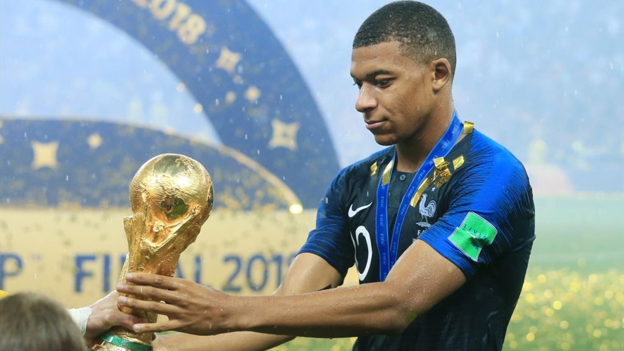 Mbappé levanta la copa de la FIFA 2018