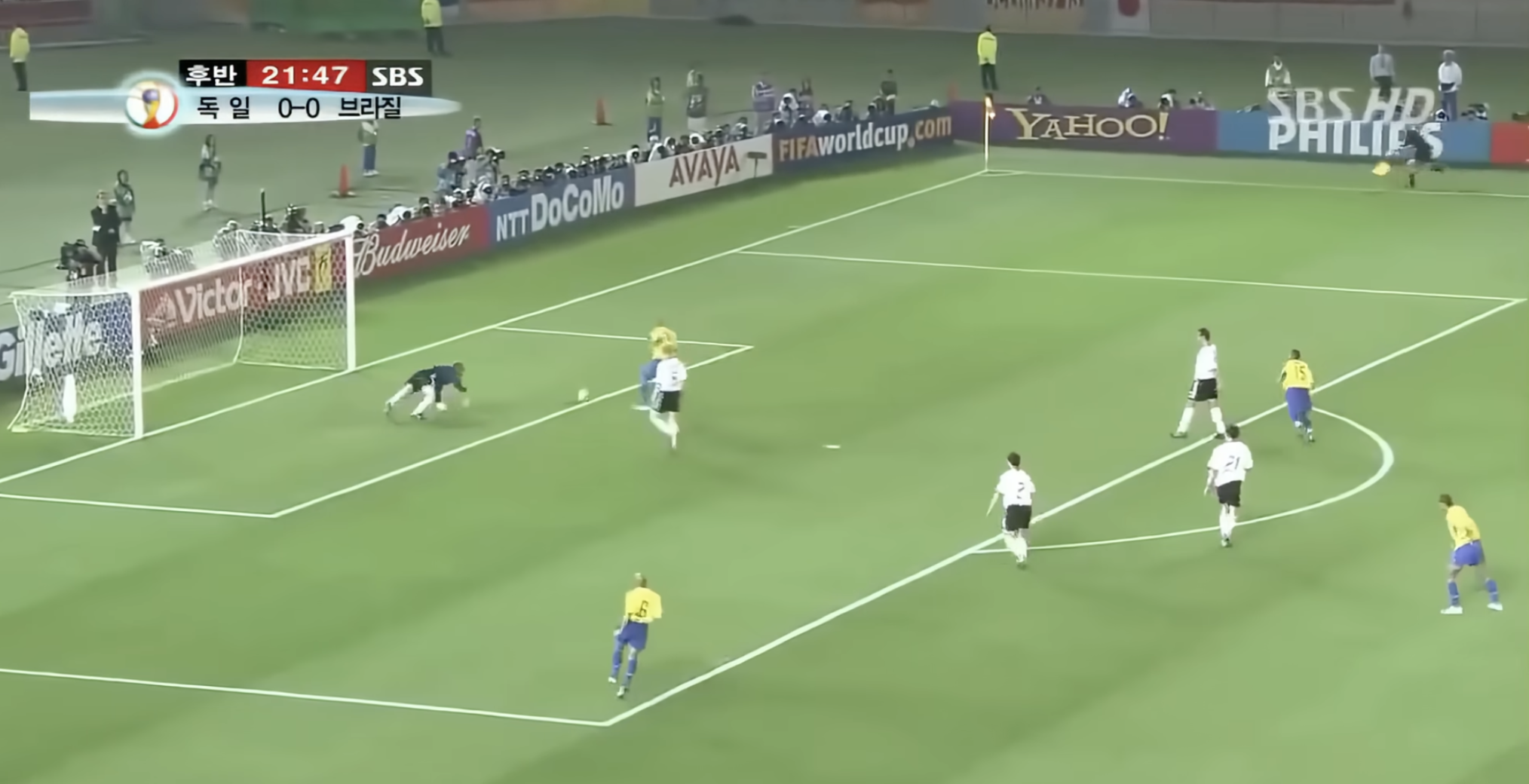 Ronaldo empuja el rebote de Kahn para el gol