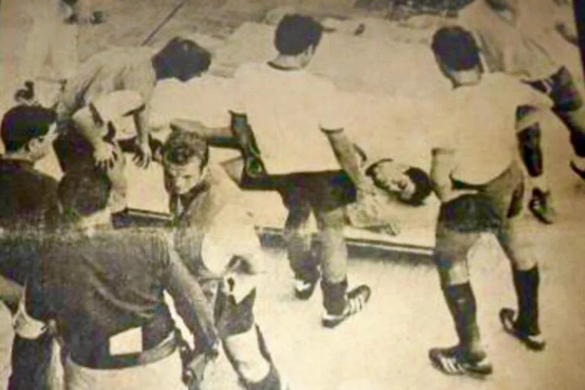 Alberto Onofre en camilla