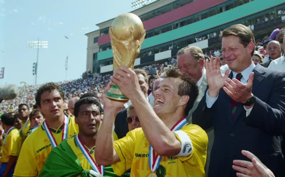 Dunga alza la copa 1994