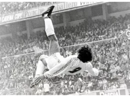 Gol de Chilena blanco y negro