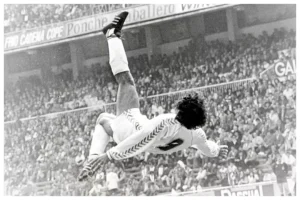 Gol de Chilena blanco y negro