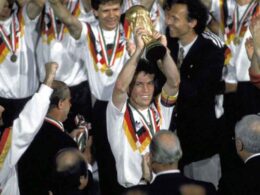 Lothar alza la Copa en Italia 90