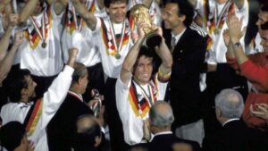 Lothar alza la Copa en Italia 90