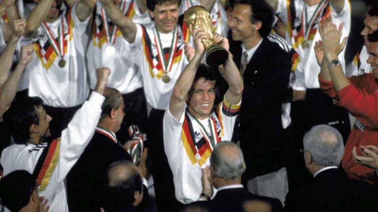 Lothar alza la Copa en Italia 90