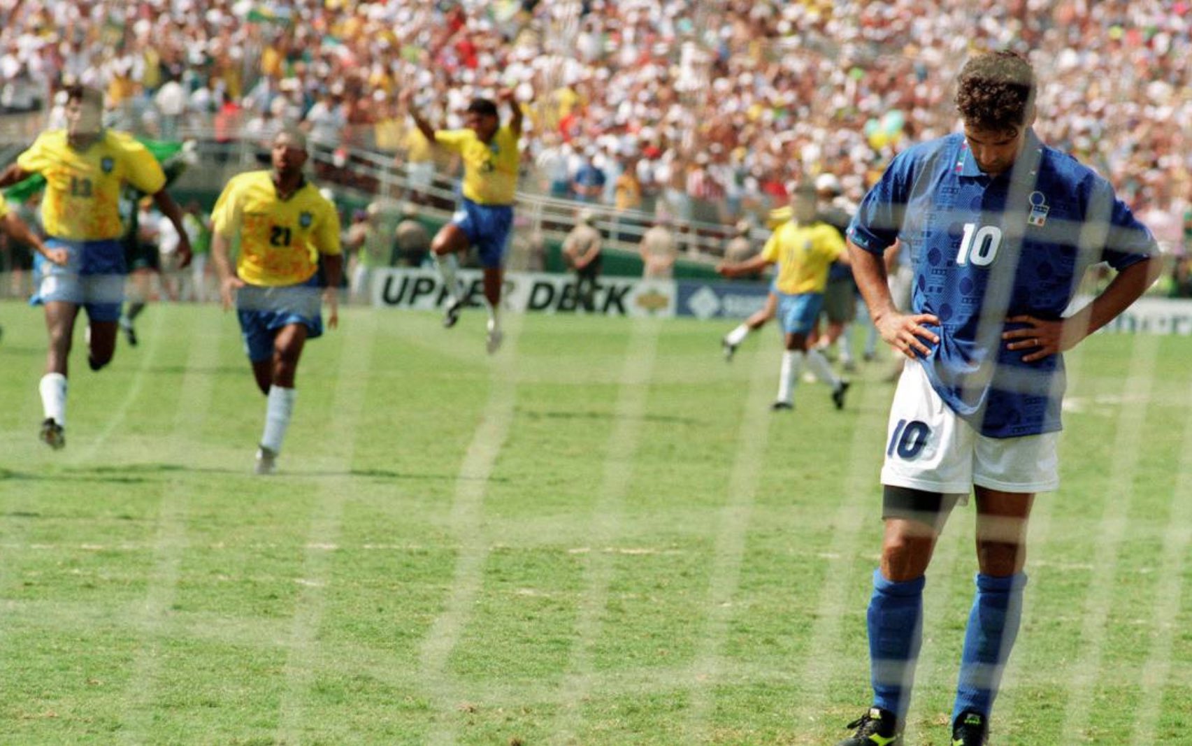 Roberto Baggio se lamenta penal fallado