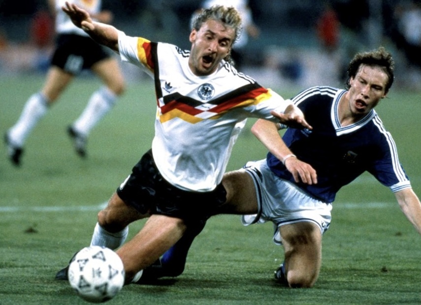 Rudy Völler cae en el área Italia 90