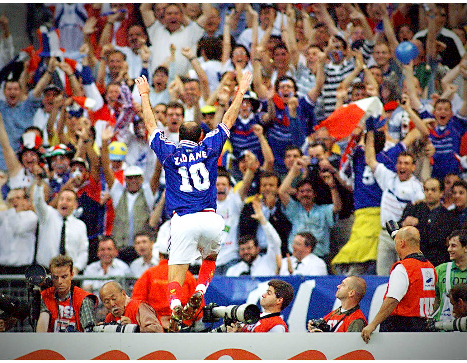 Zidane alza los brazos en 1998