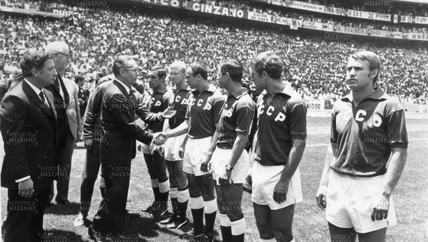 gustavo diaz ordaz saludando equipo 0 0 1200 677