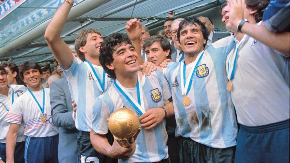 Maradona recibe la Copa