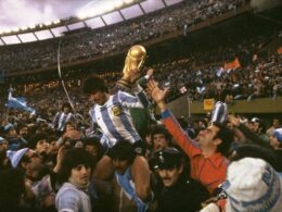 Passarella alza la Copa en 1978