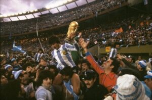 Passarella alza la Copa en 1978