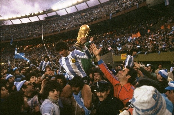 Passarella alza la Copa en 1978