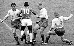 Pelé vs swedish defenders 1958