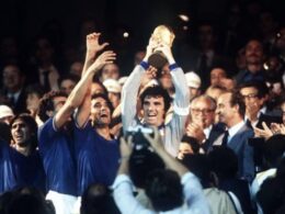 Zoff alza la Copa en 1982
