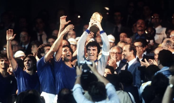 Zoff alza la Copa en 1982