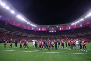 Chivas remonta a Tigres