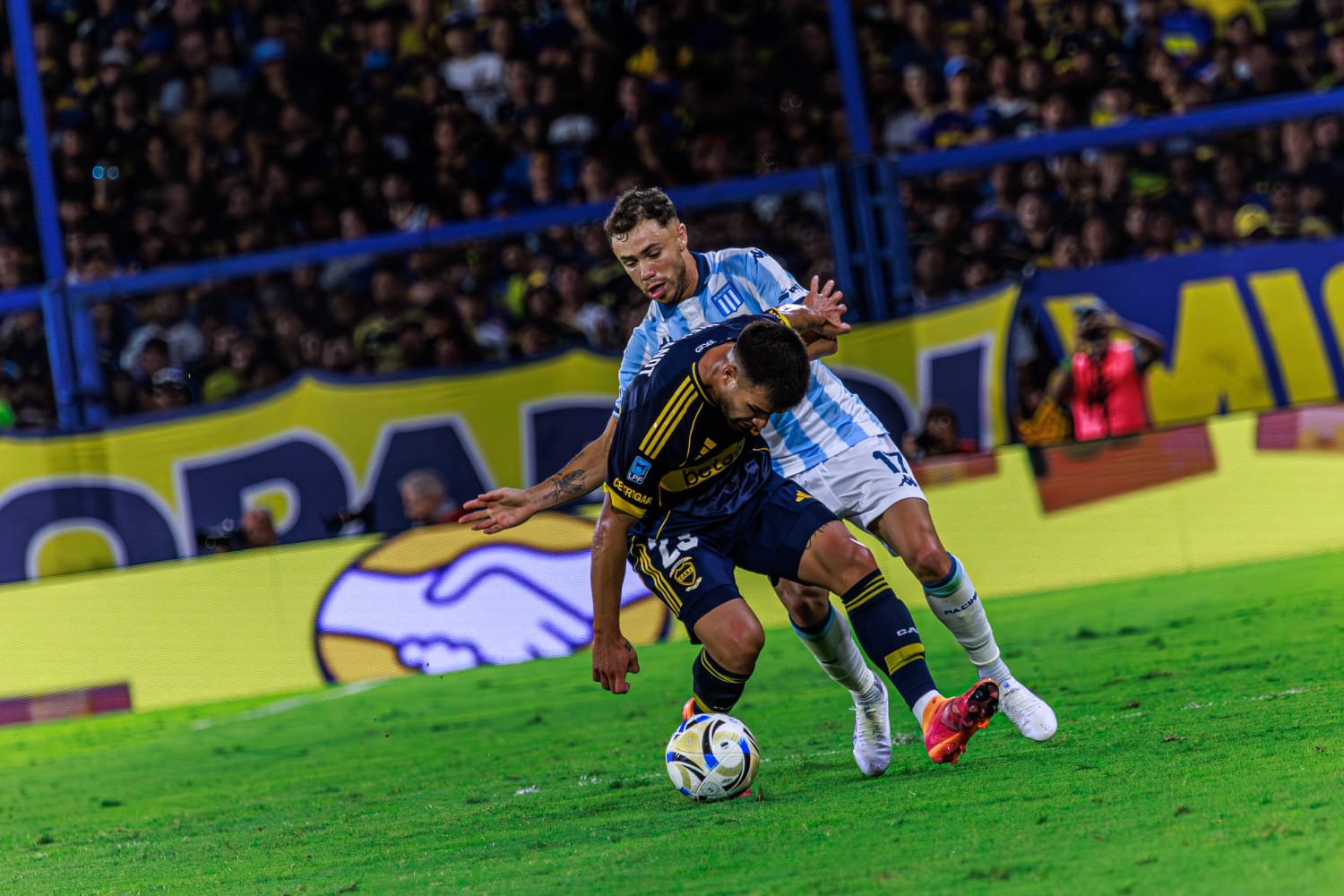 Conechny disputa pelota ante Boca