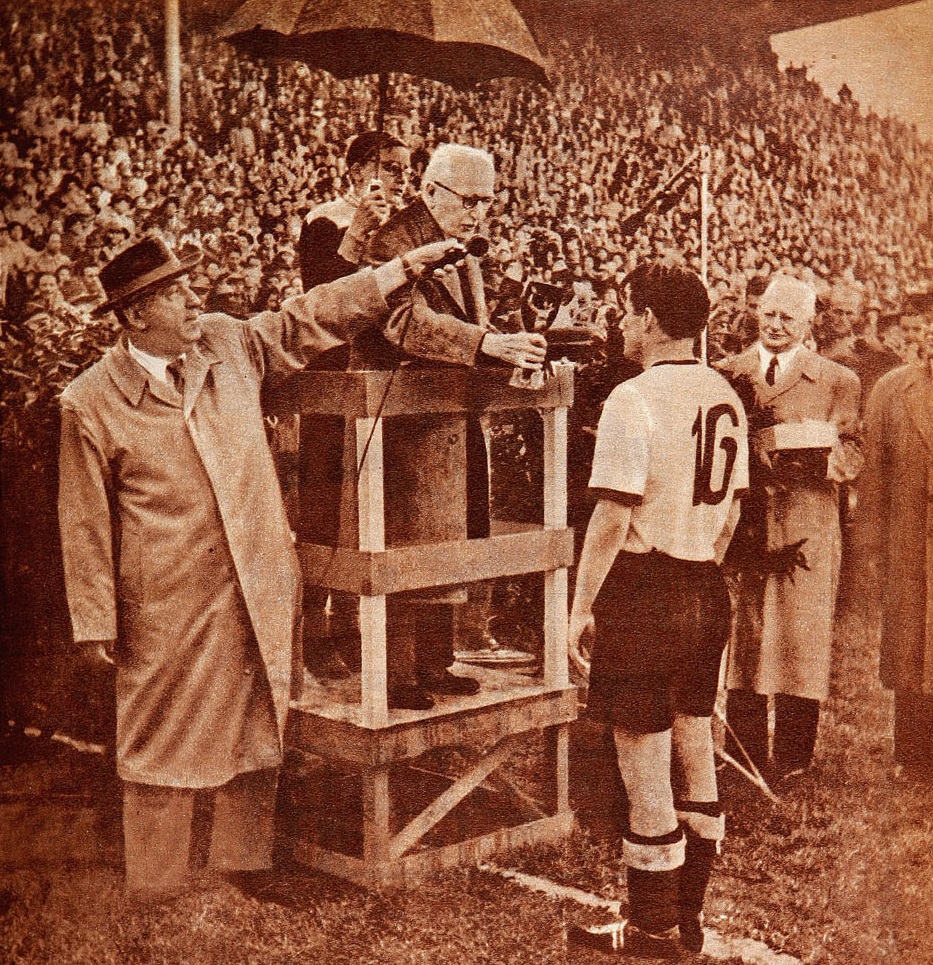Entrega de la Copa Jules Rimet a Alemania, Estadio, 1954 07 17 (583)