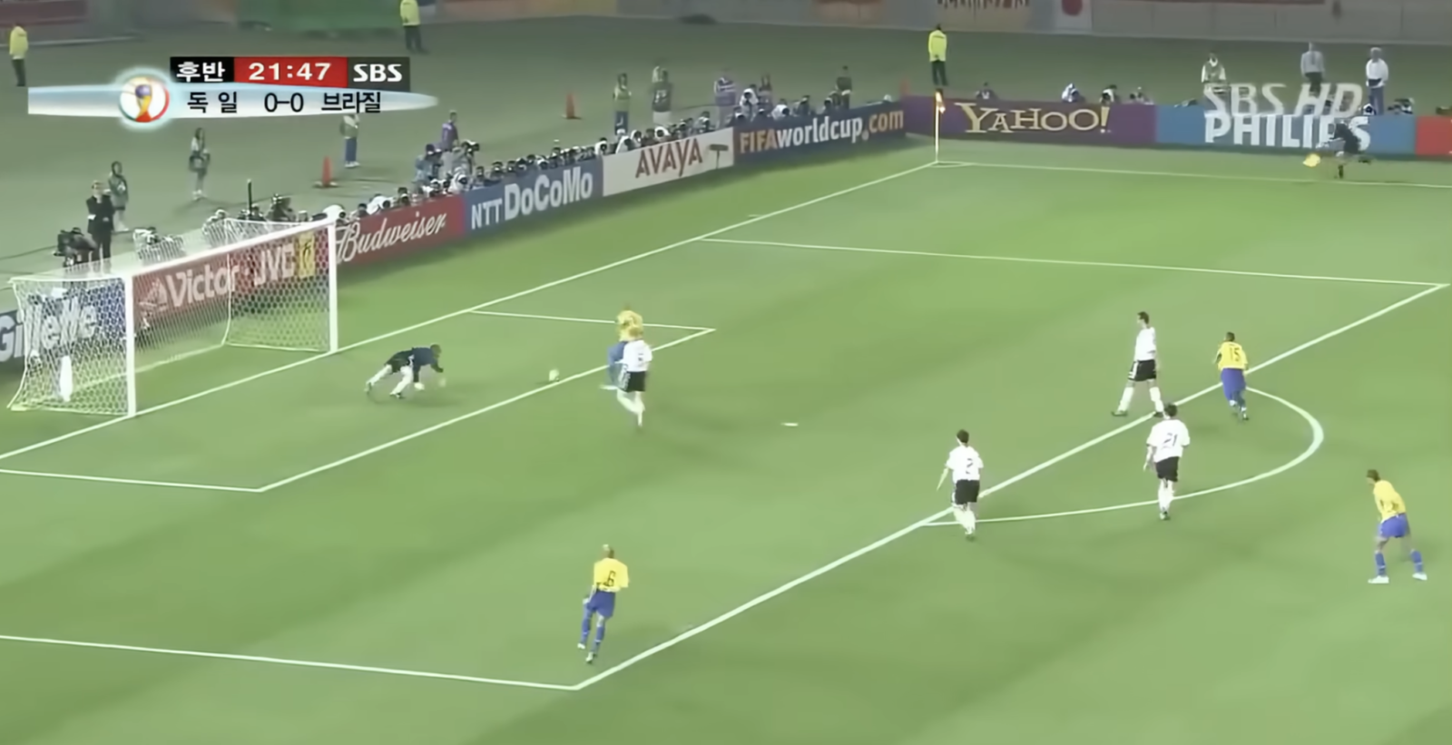 Ronaldo empuja el rebote de Kahn para el gol