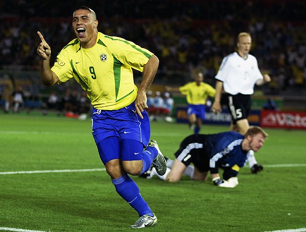 Ronaldo marca gol en 2002