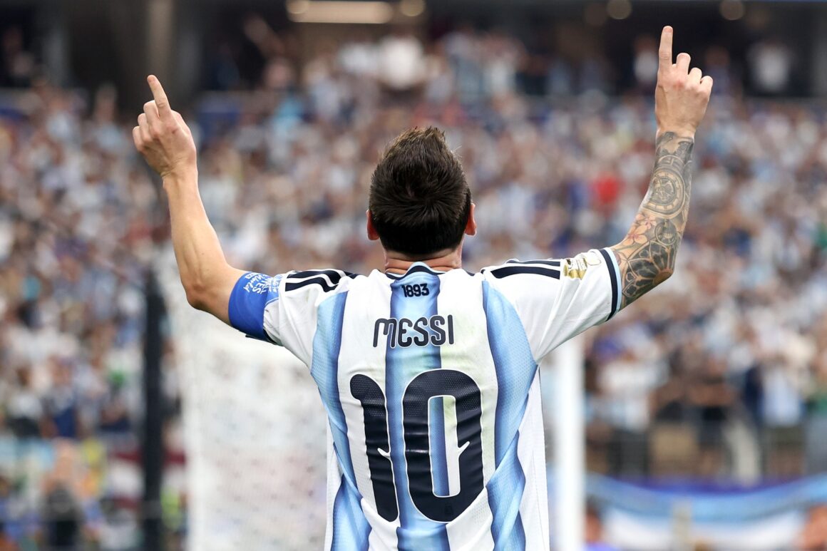 Messi de espaldas