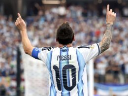 Messi de espaldas
