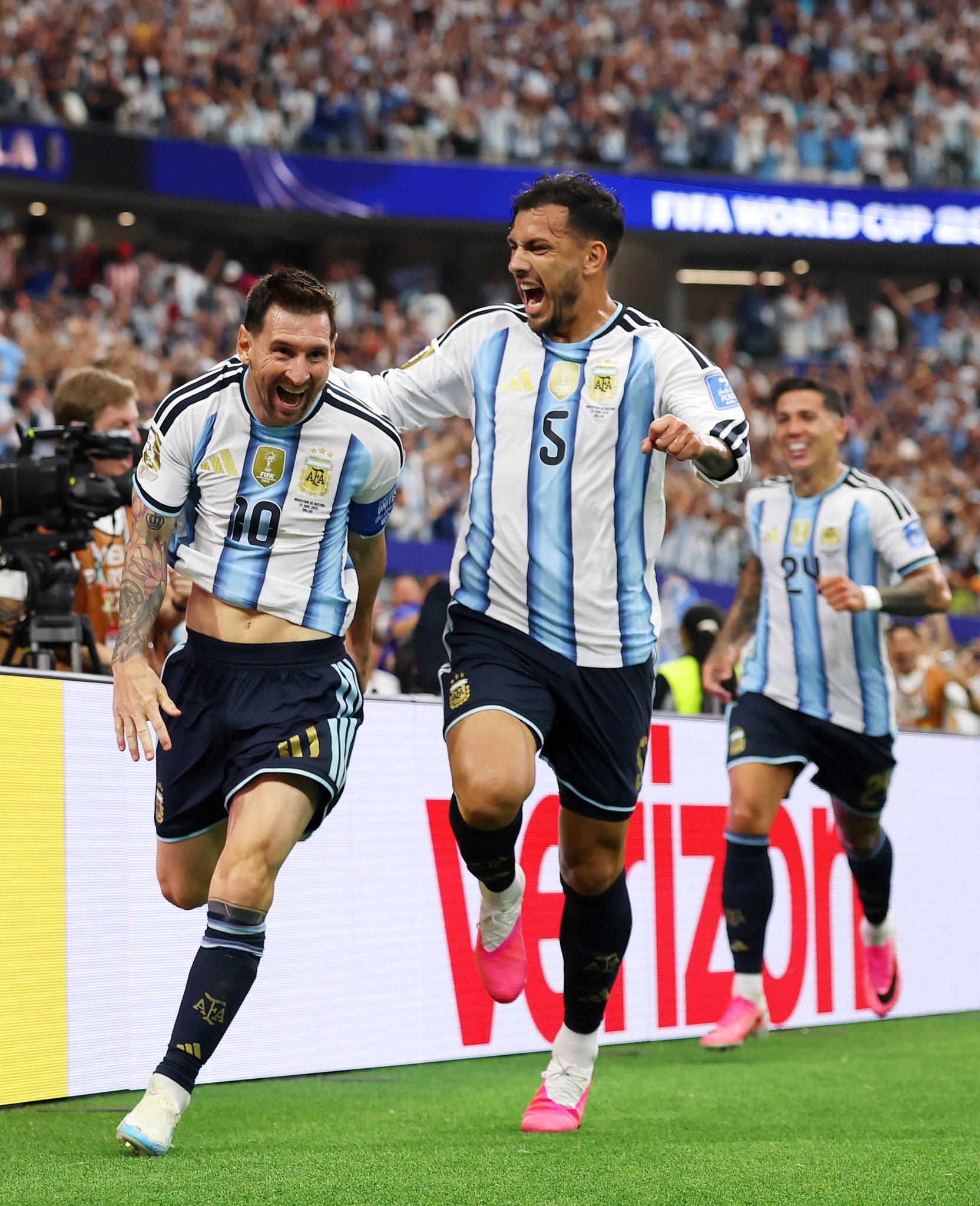 Messi y Paredes