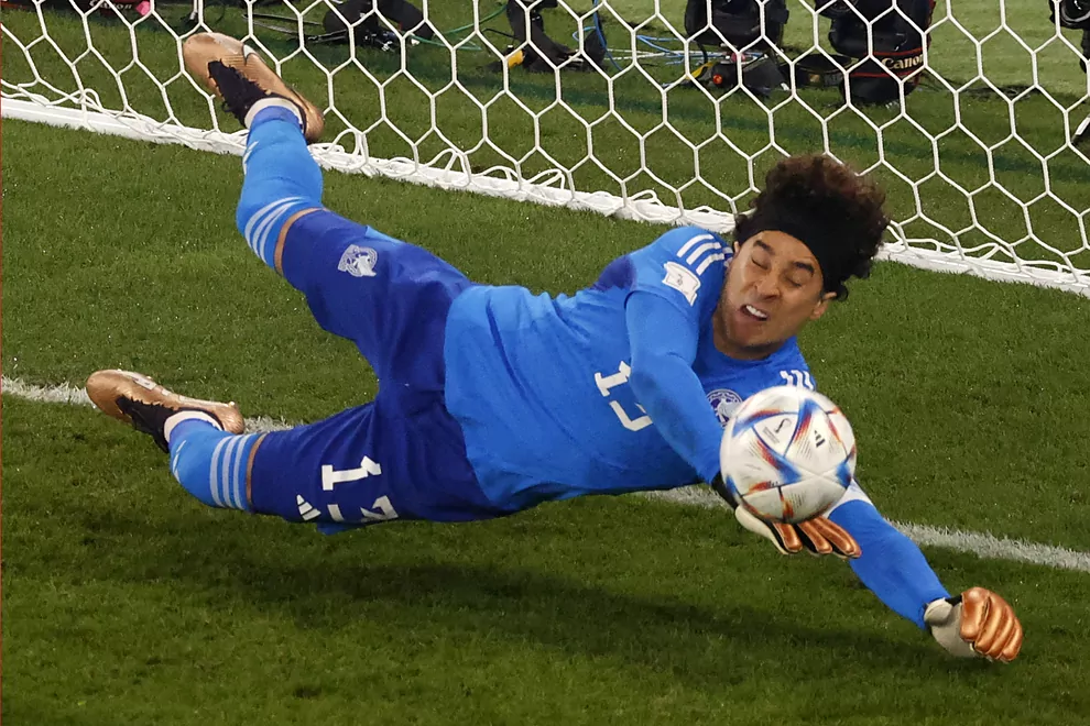 Ochoa para penal a Lewandowski