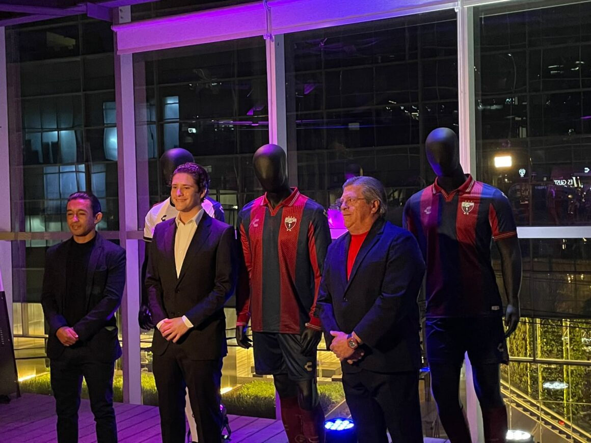 Atlante presentación de uniformes