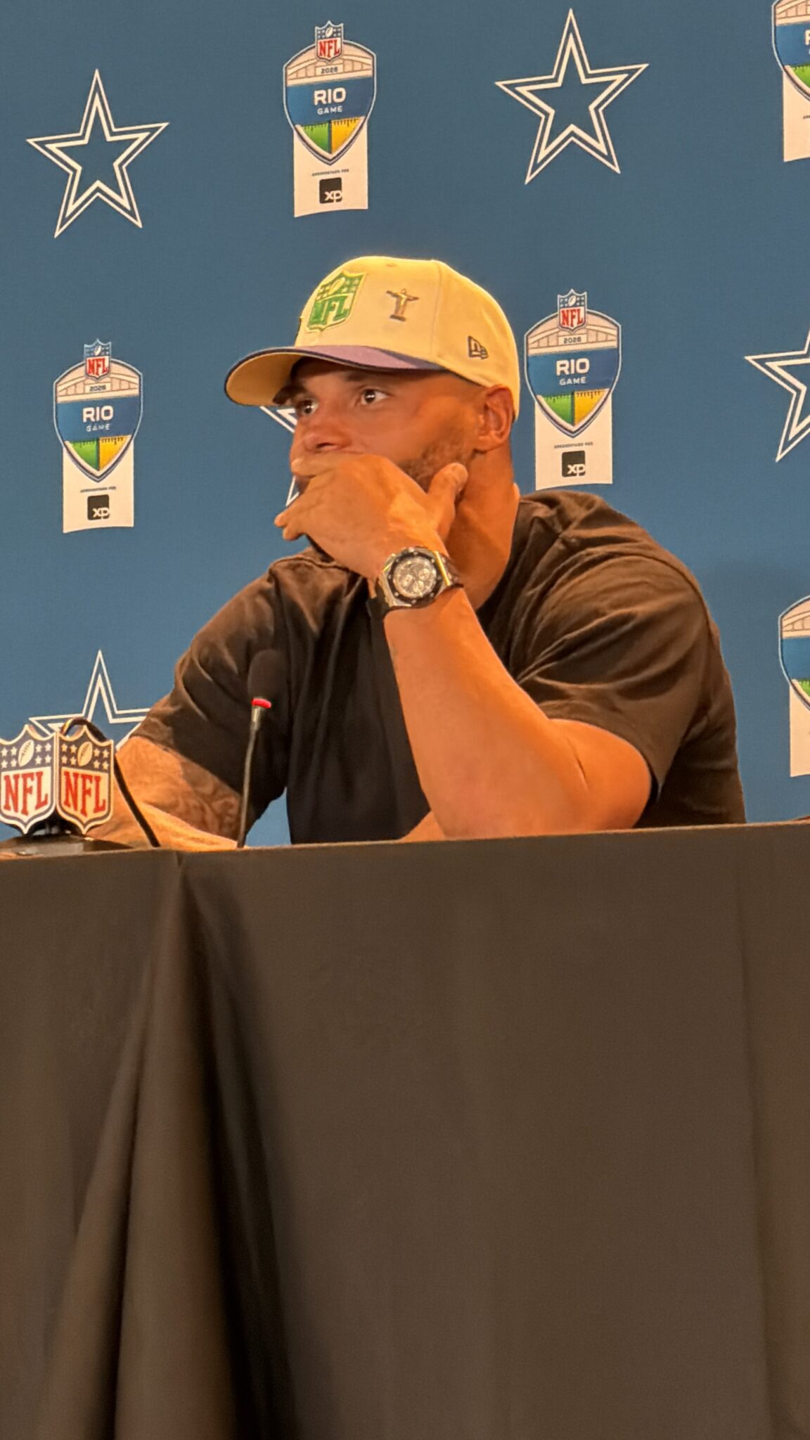 Dak Prescott en conferencia de prensa